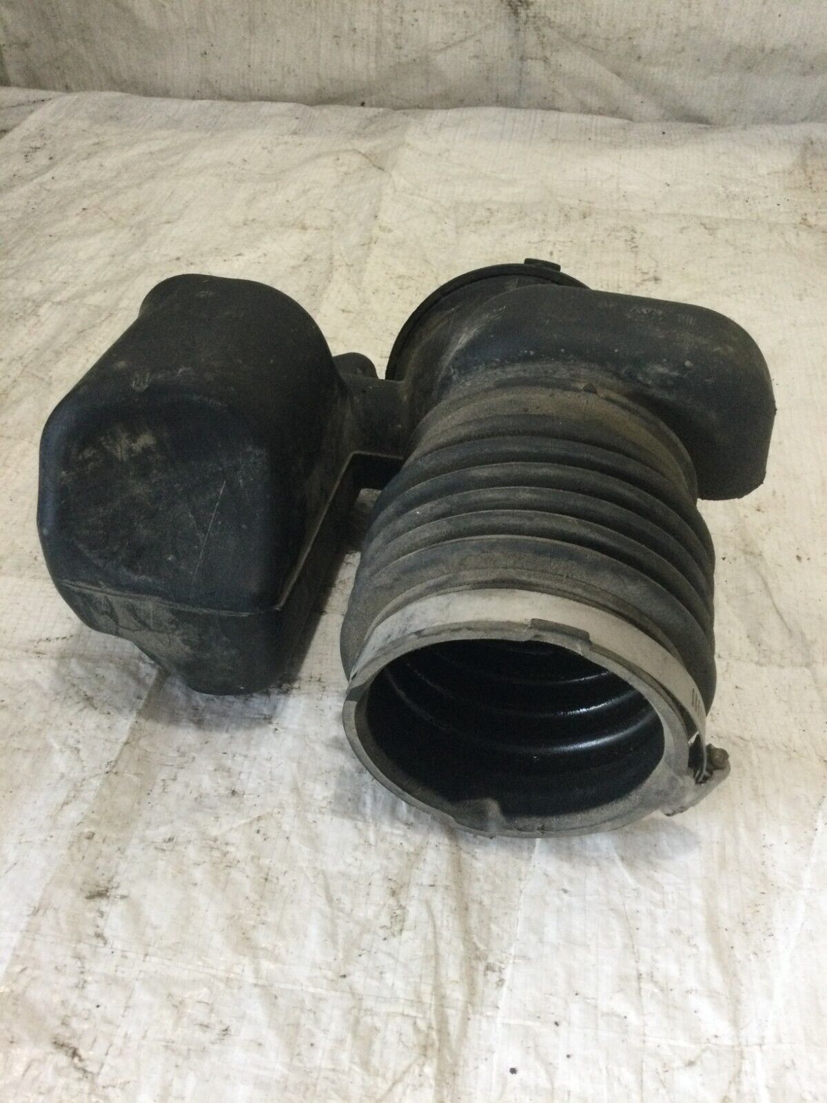 2007 GMC Acadia Engine Air Cleaner Outlet Duct Intake Hose Tube OEM