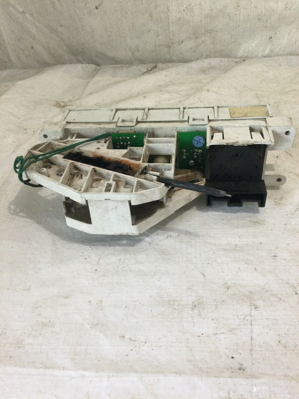 2002 Nissan Frontier A/C Heater Climate Control Unit OEM ( Missing Middle Knob )