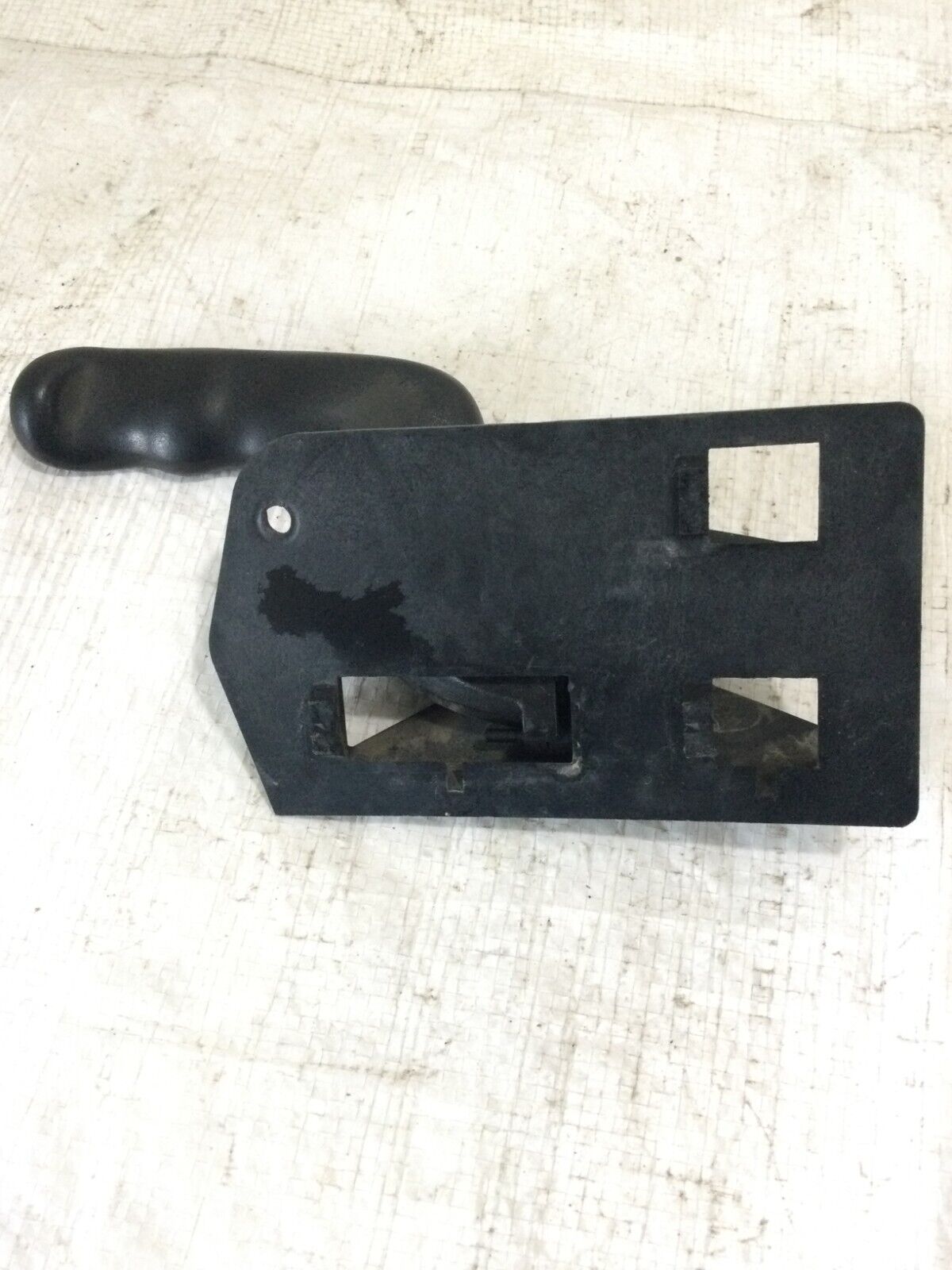 2006 GMC Sierra 2500HD Front Left Interior Door Handle OEM 15186042