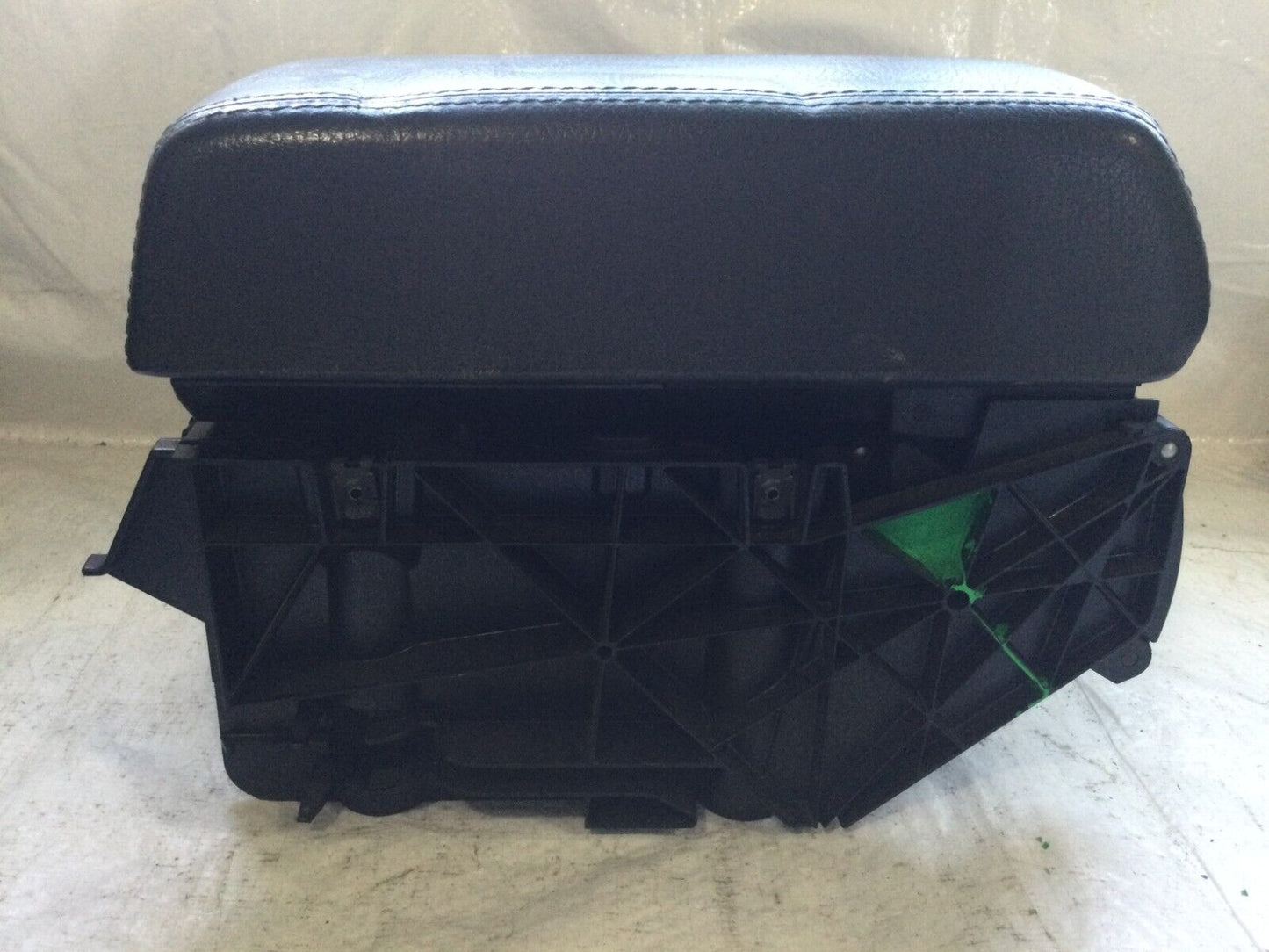 2007 Volkswagen Touareg Center Console LID W/ Arm Rest OEM