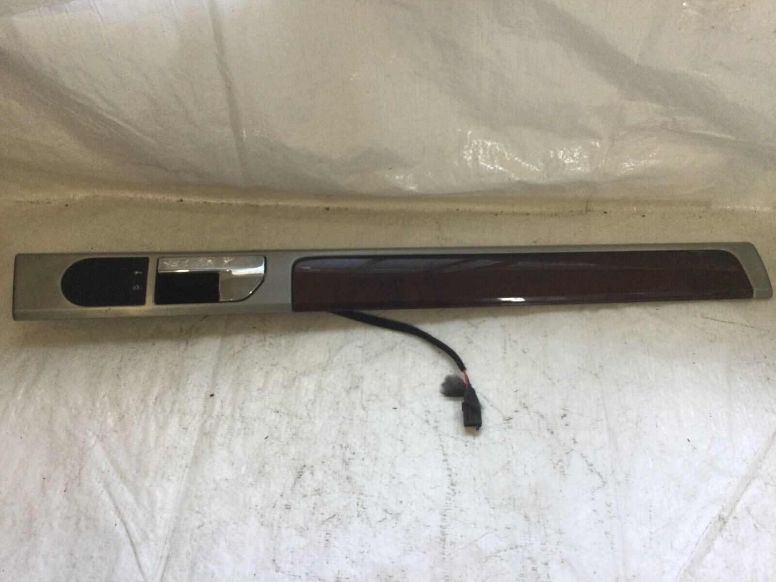 2007 Volkswagen Touareg Rear Left Interior Door Handle Woodgrain Trim OEM