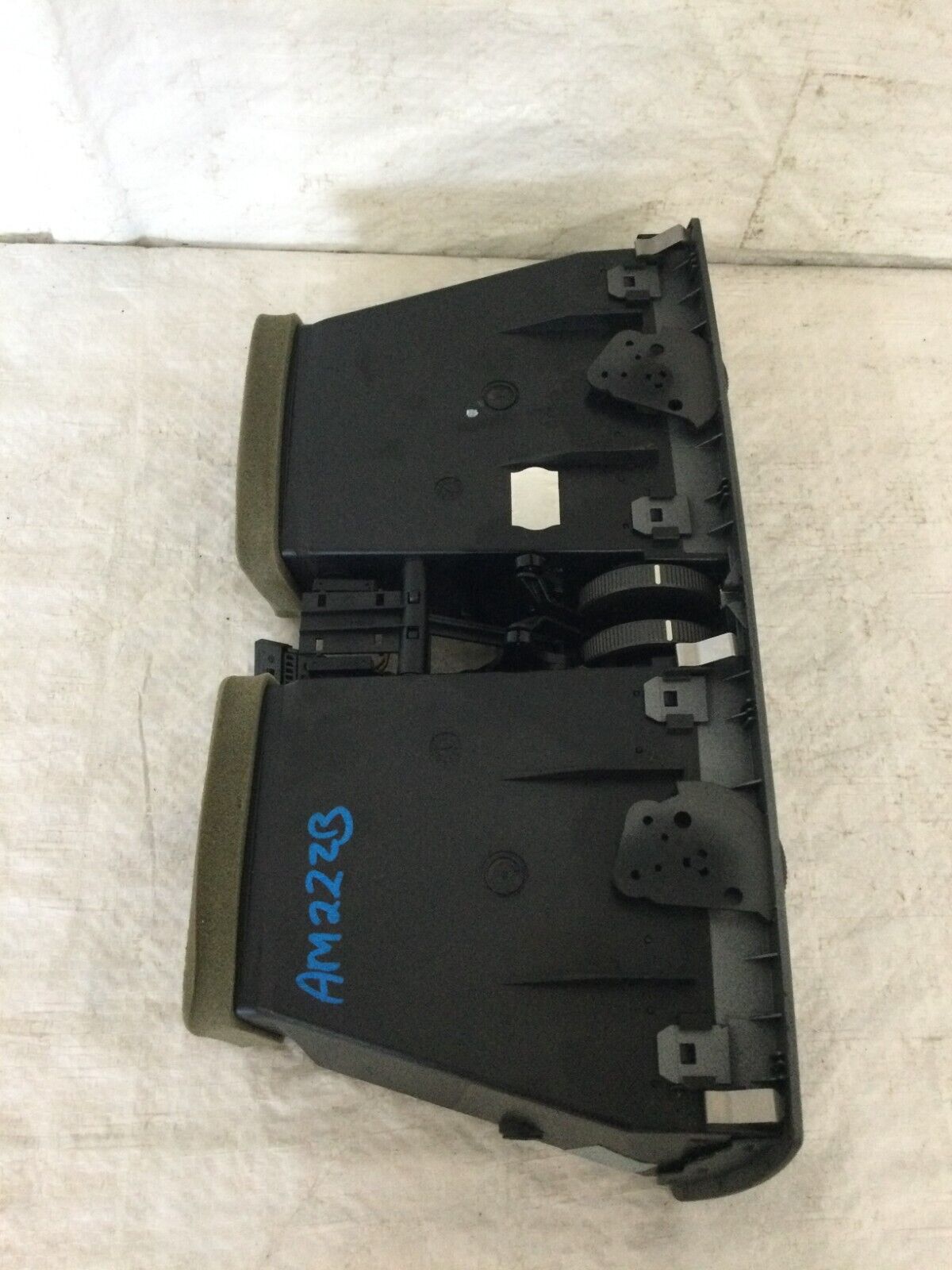  2004 BMW 745i E65/E66 Center Dash Air Vent OEM