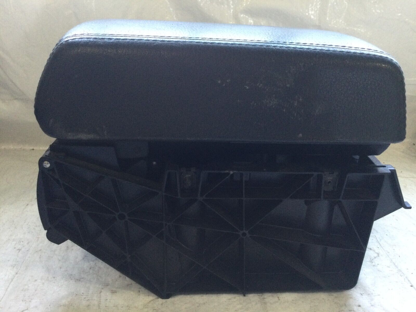 2007 Volkswagen Touareg Center Console LID W/ Arm Rest OEM