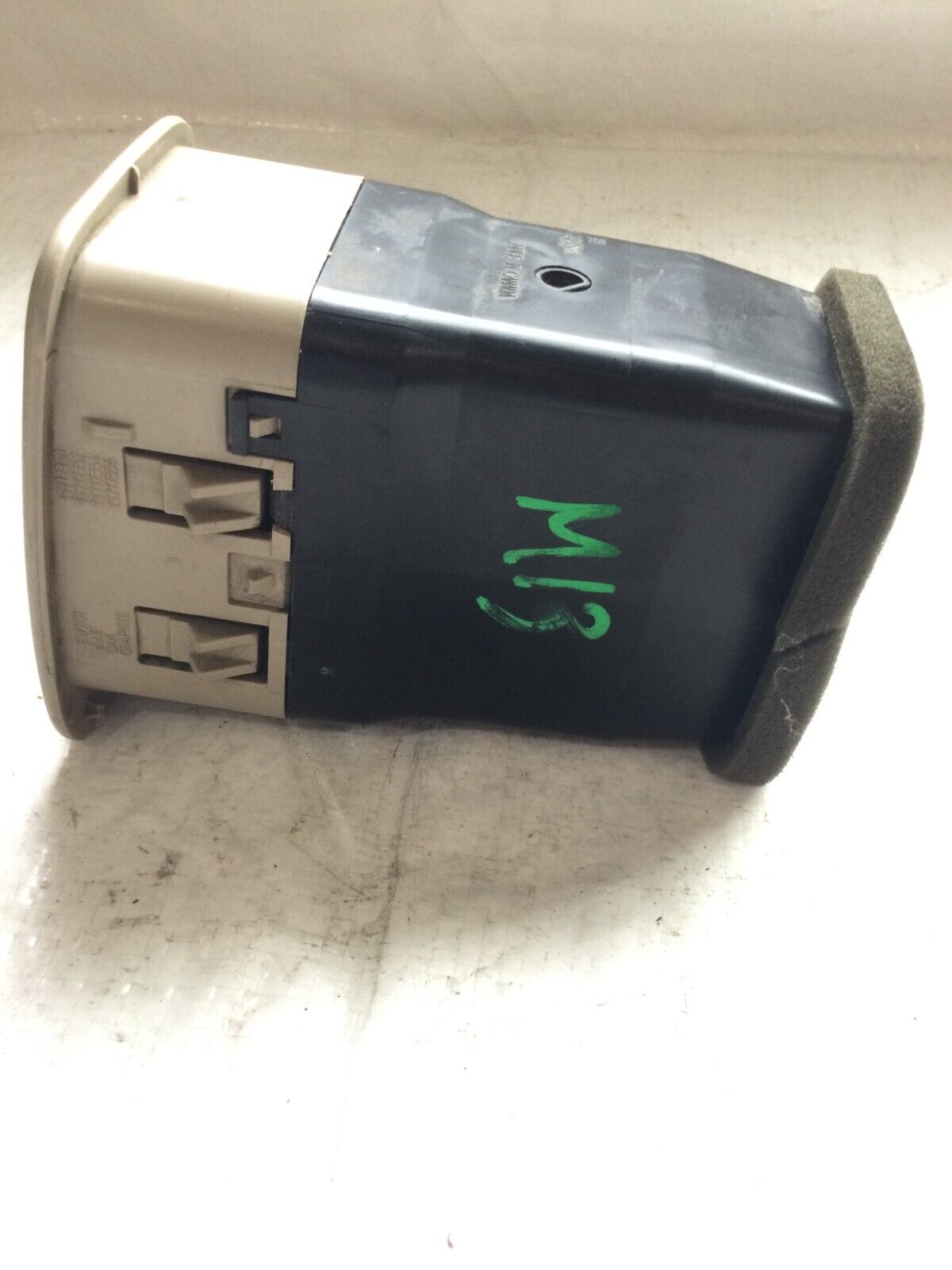 2003-2006 Cadillac Escalade Passenger Right Inner Center Vent OEM