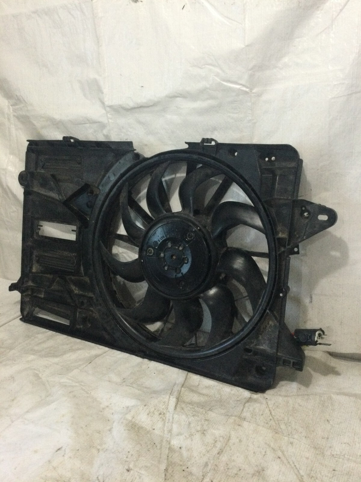 2019 BUICK REGAL 2.0L RADIATOR COOLING FAN SHROUD & BLADE & MOTOR OEM (DAMAGE )
