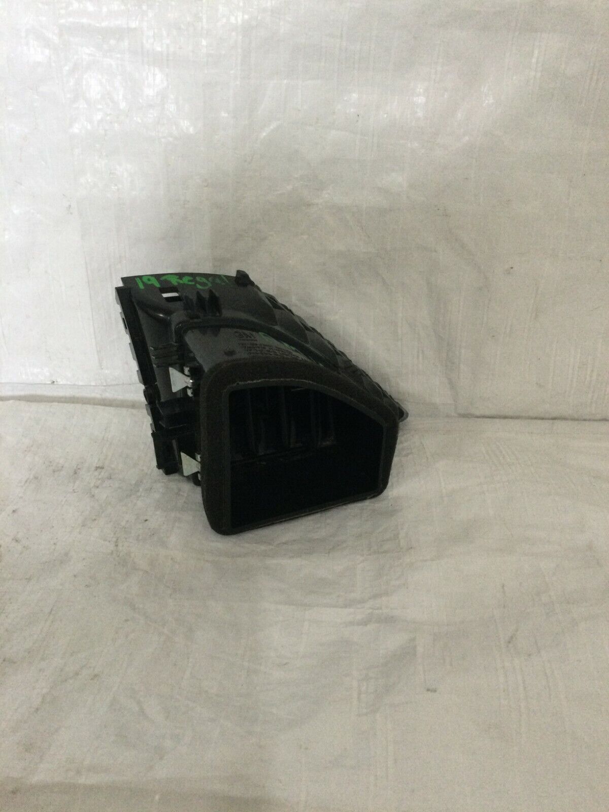 2018-2020 Buick Regal Preferred II Dash Right Center Air Vent OEM 39017312