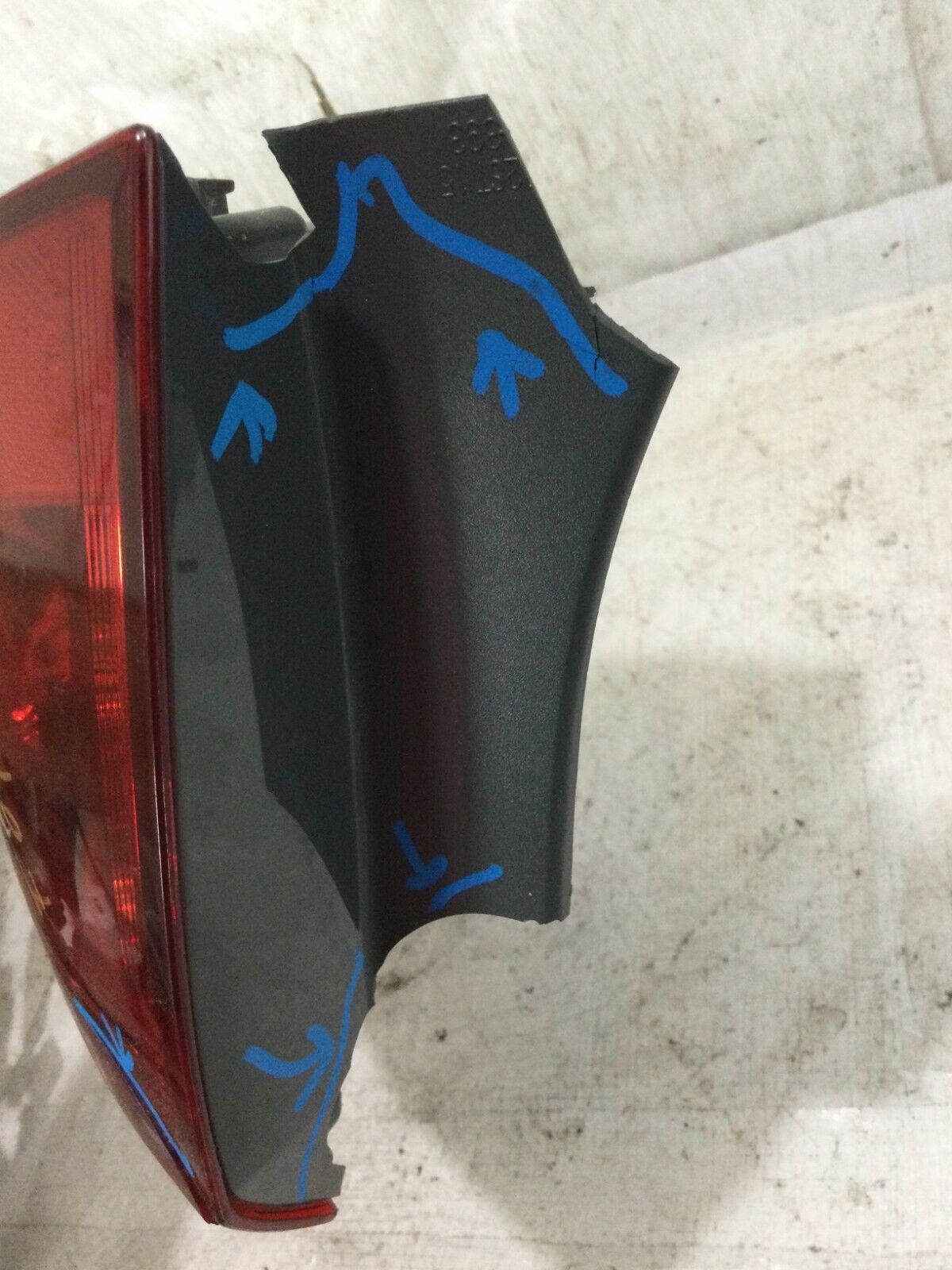 2018 Toyota Corolla Sedan Right Rear Tail Light Assembly OEM ( DAMAGED )