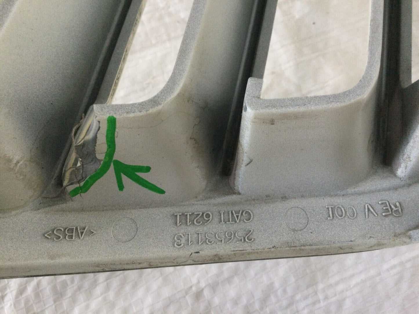 2004 Cadillac Seville Grille with Emblem 25653113