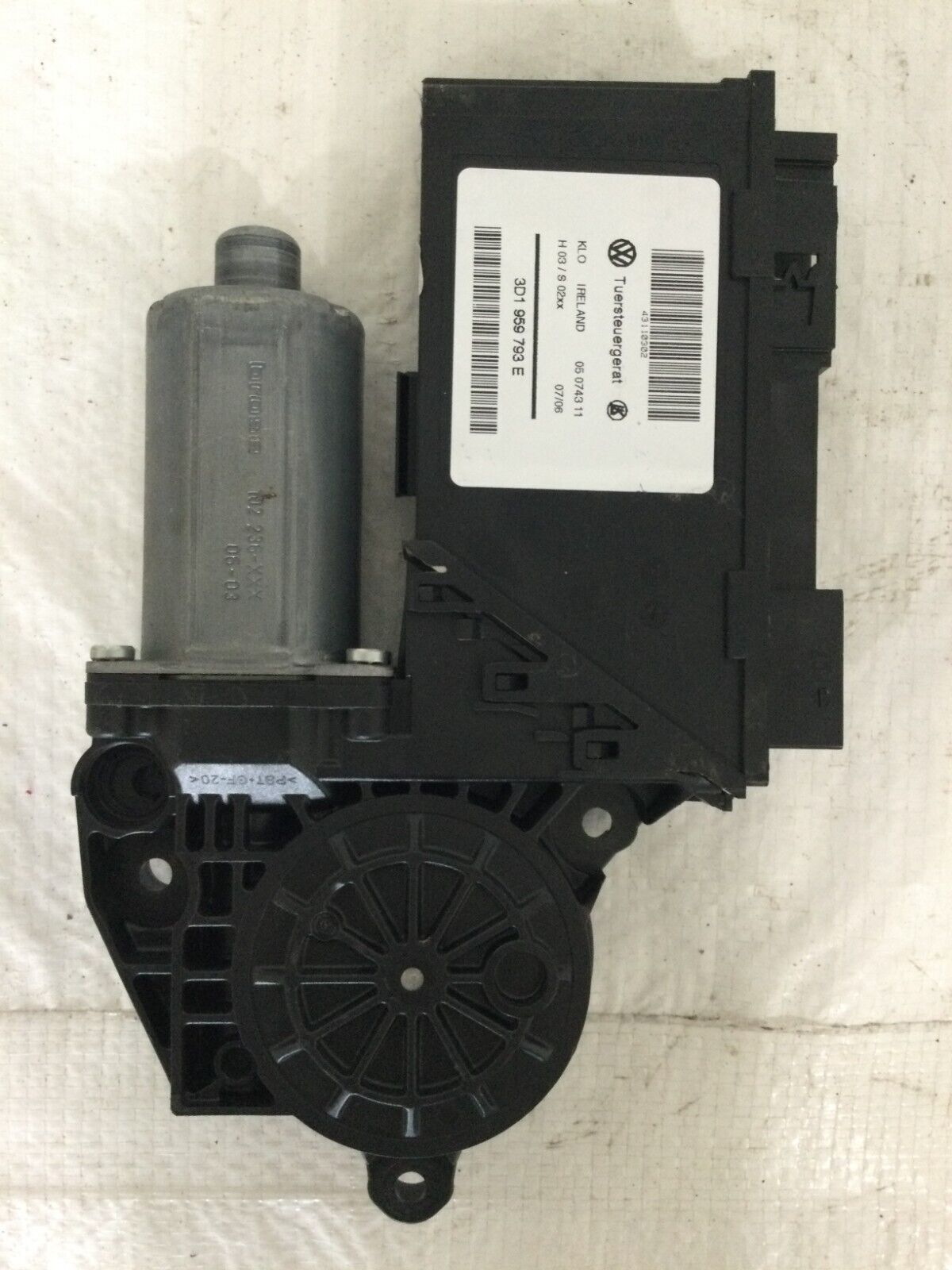 2007 Volkswagen Touareg Driver Front Left Window  Regulator Motor OEM 3D1959793E