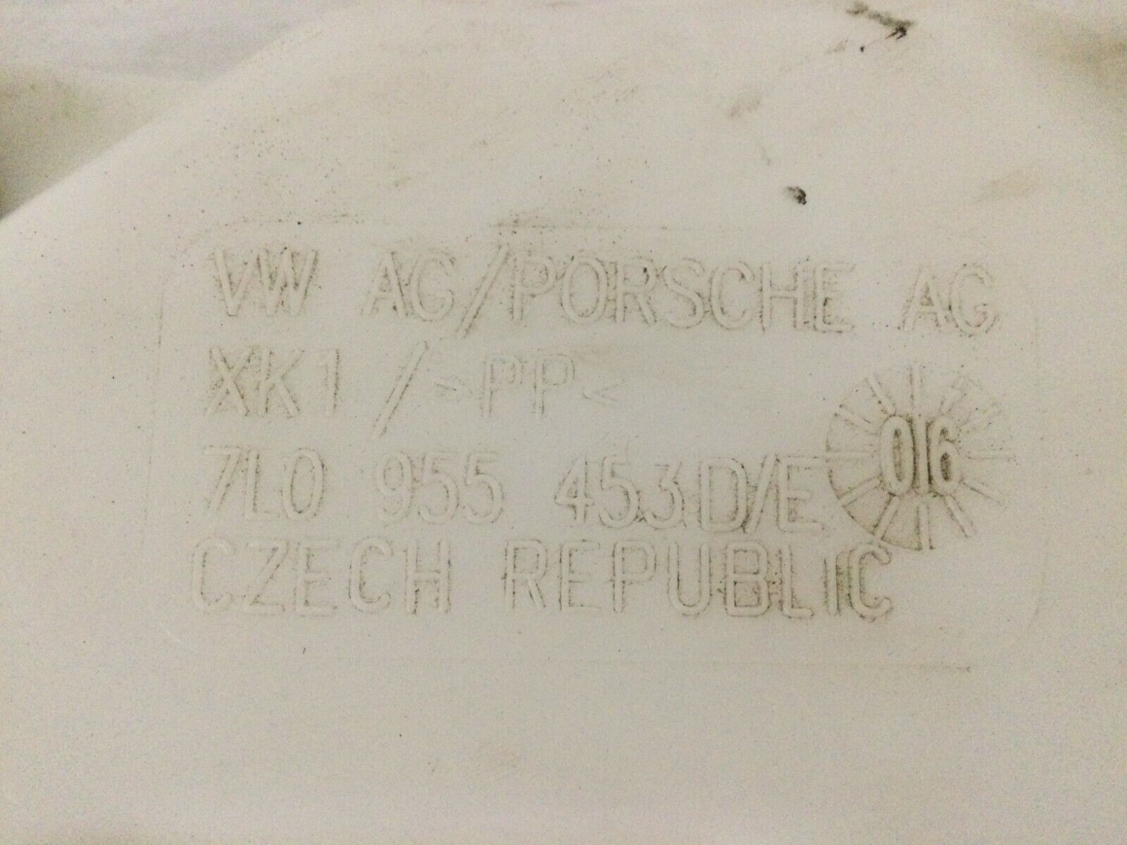 2007 Volkswagen Touarag Windshield Washer Fluid Reservoir Tank OEM 7L0955453D 
