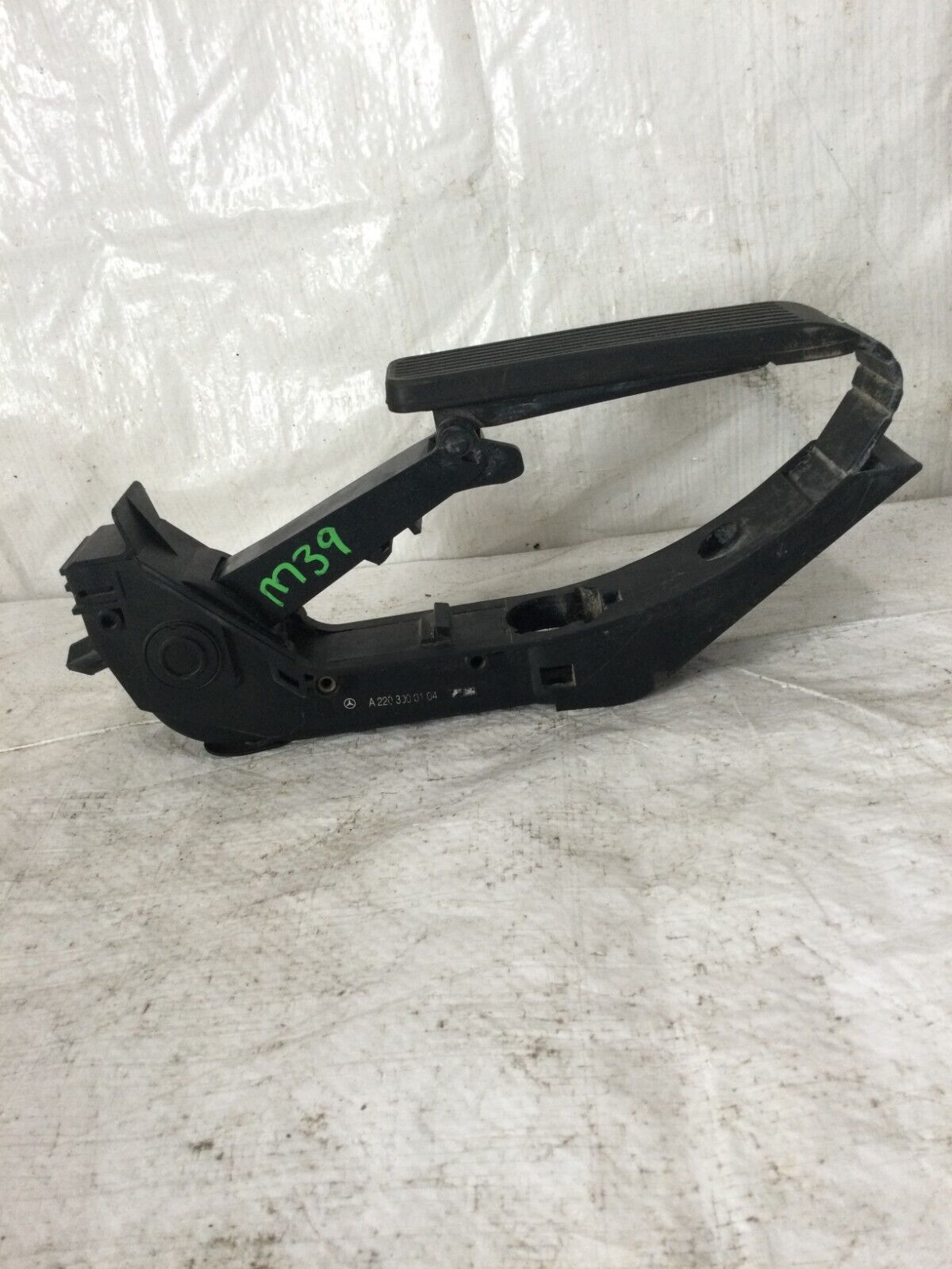 2004 Mercedes Benz S430 S Class Gas Pedal OEM A2203000104