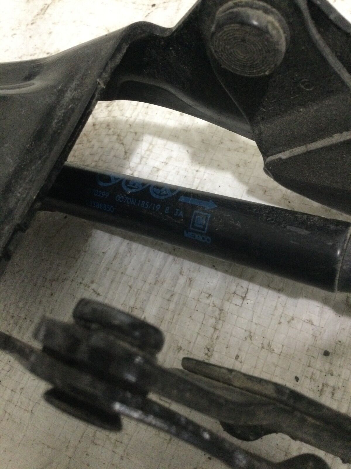 2019-2022 GMC Sierra 1500 Upper Tailgate Hinge Left W/ Damper OEM LH