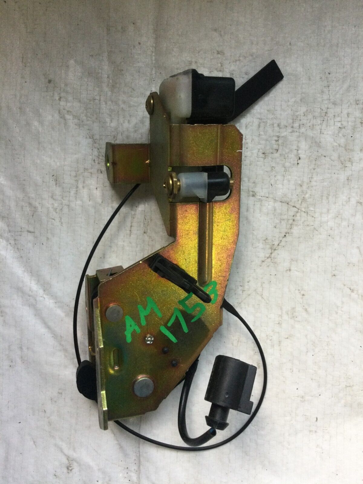 2004-2007 Volkswagen Touareg Trunk Latch  Lock Actuator 7L0827506D