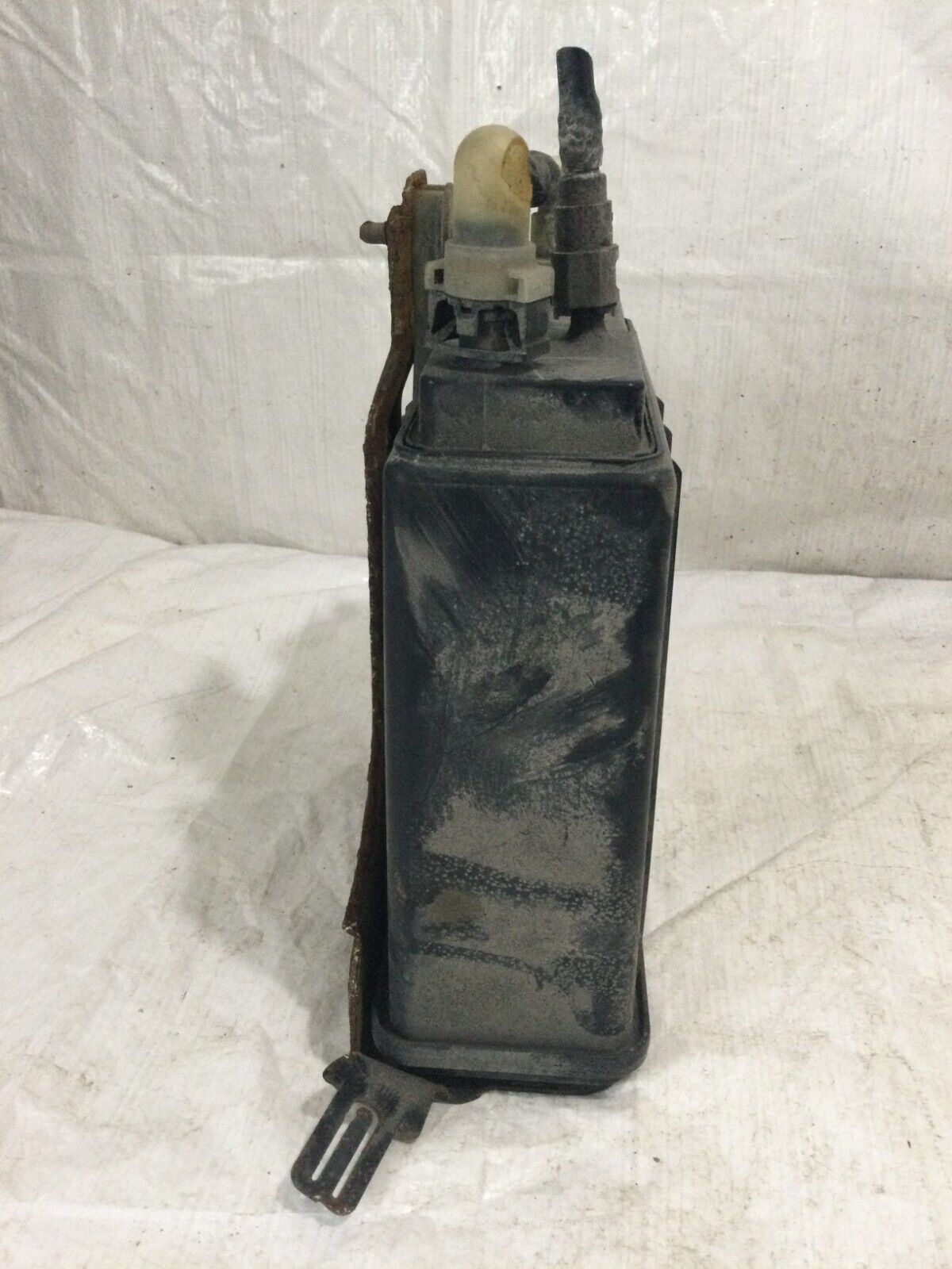 2007 Cadillac Escalade Fuel Evaporator Canister 15220023 OEM