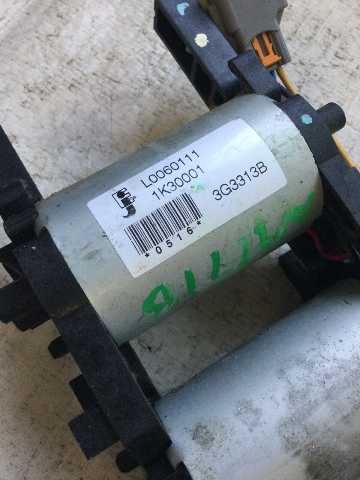 2007-2009 GMC Yukon Front Left  6 or 8 Way Power Seat Motor OEM L0060111