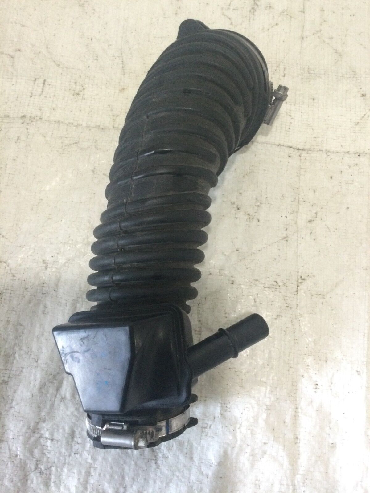 2017 Chevrolet Cruze Air Cleaner Outlet Duct Assembly 42500890 OEM