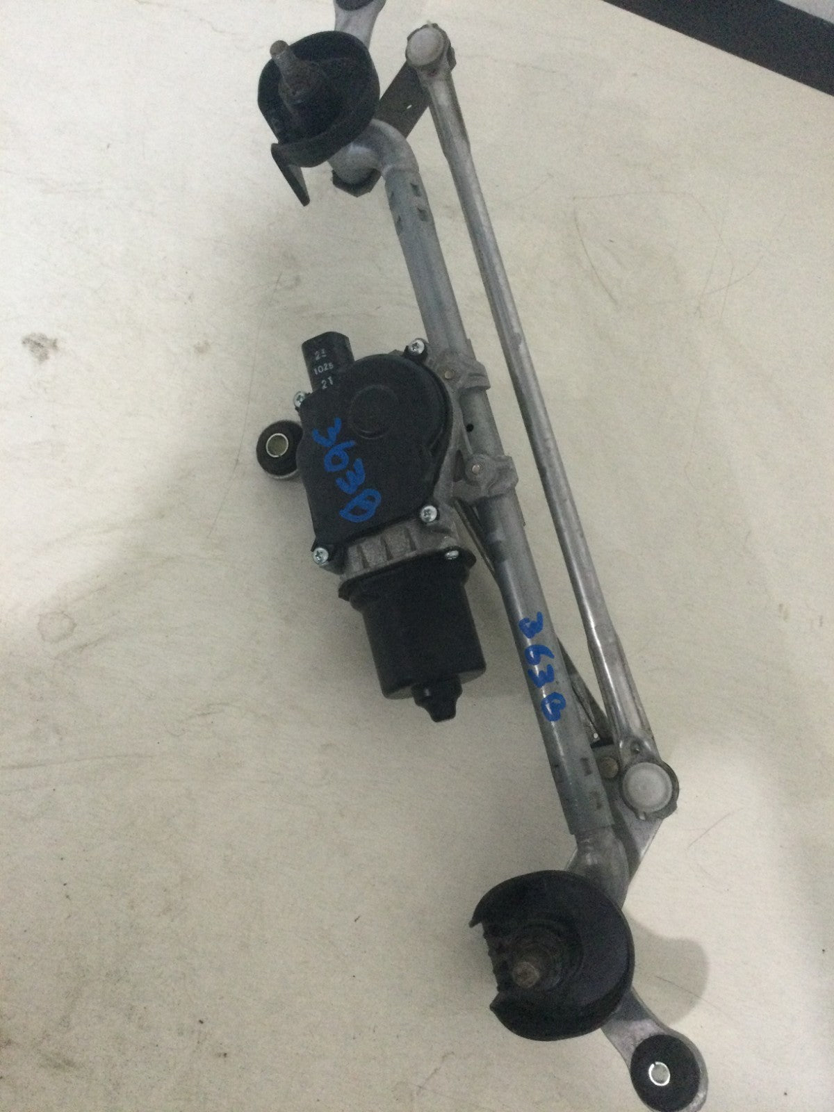 2024 Nissan Rogue 1.5L Front Windshield Wiper Linkage W/ Motor OEM