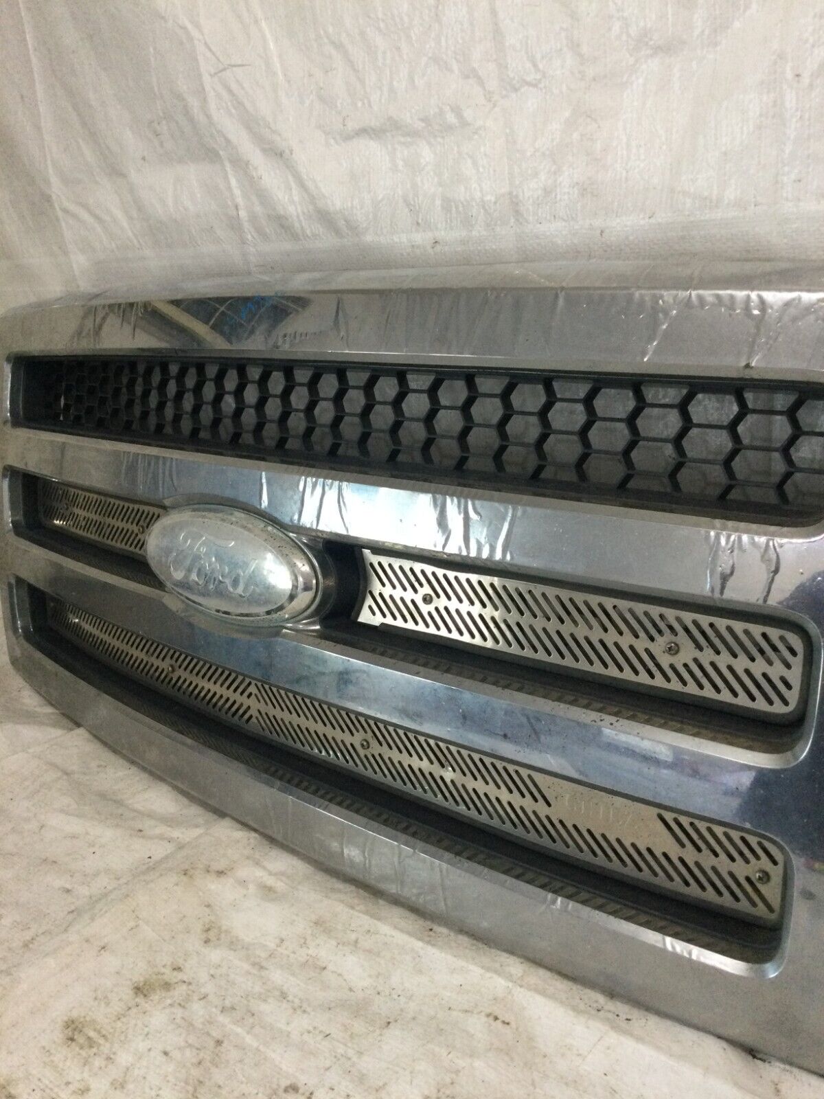 2005-2007 Ford F350SD Super Duty Black Grille OEM 6C34-8200-BAW ( DAMAGED )