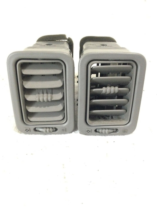 2006 GMC Sierra 2500HD Center Dash Vent LH RH OEM