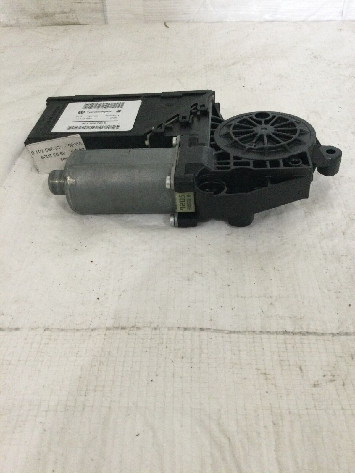 2007 Volkswagen Touareg Driver Front Left Window  Regulator Motor OEM 3D1959793E