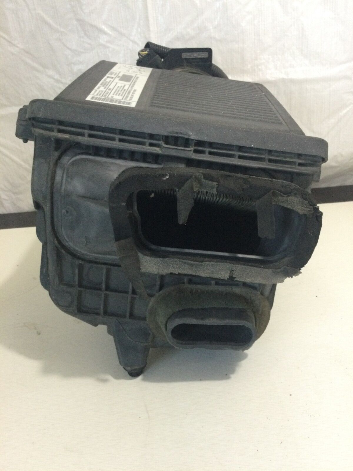 2005 Chevrolet Silverado 1500 Air Filter Box OEM ( DAMAGE MARKED )