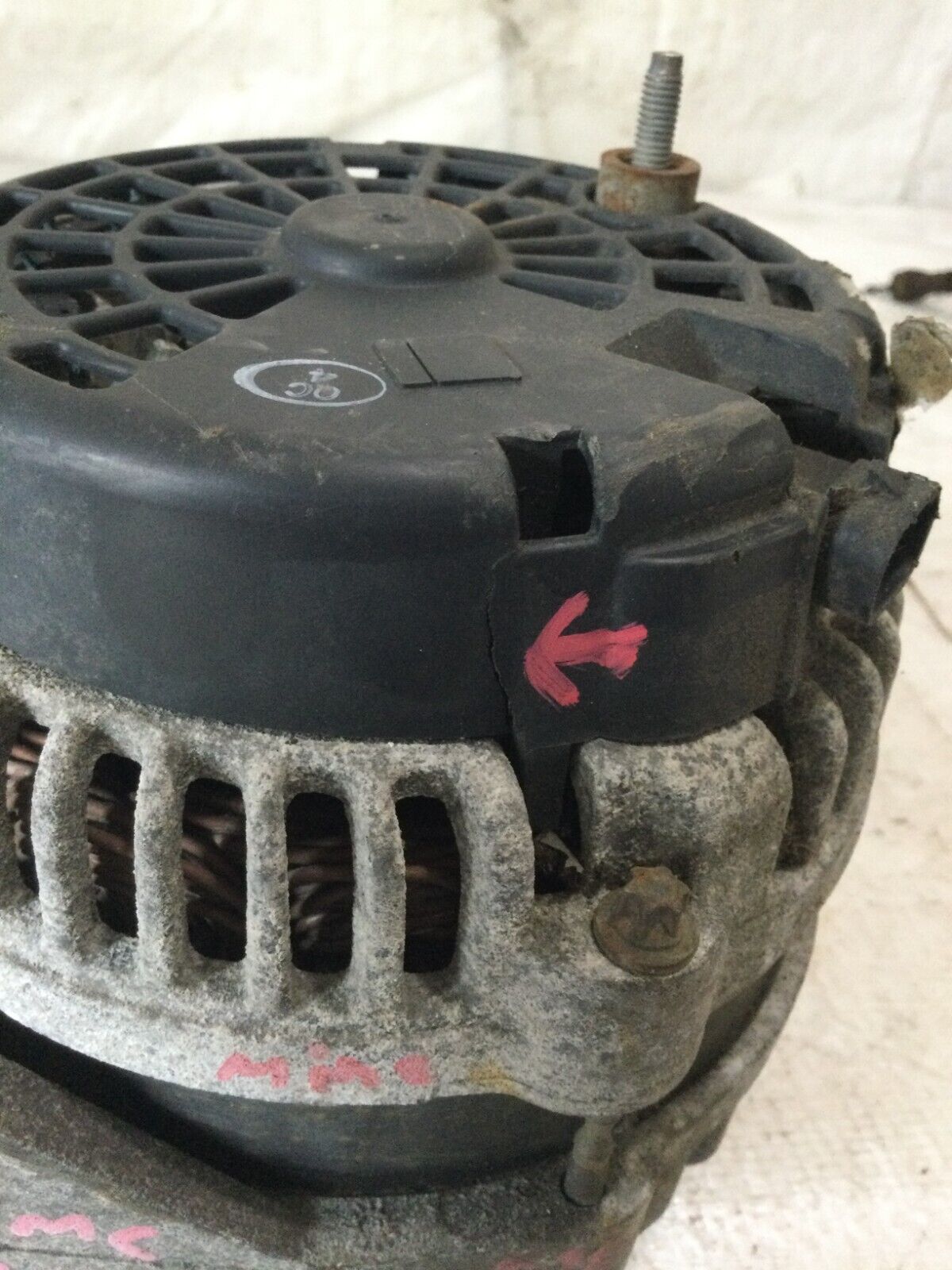 2007 Cadillac Escalade Alternator Motor OEM ( DAMAGED CASE )