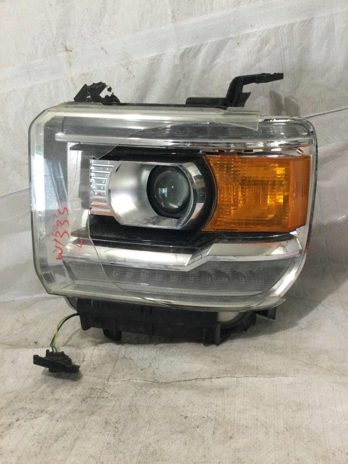 2017 GMC SIERRA 2500 3500 Left Headlight OEM 84012632 ( DAMAGED )