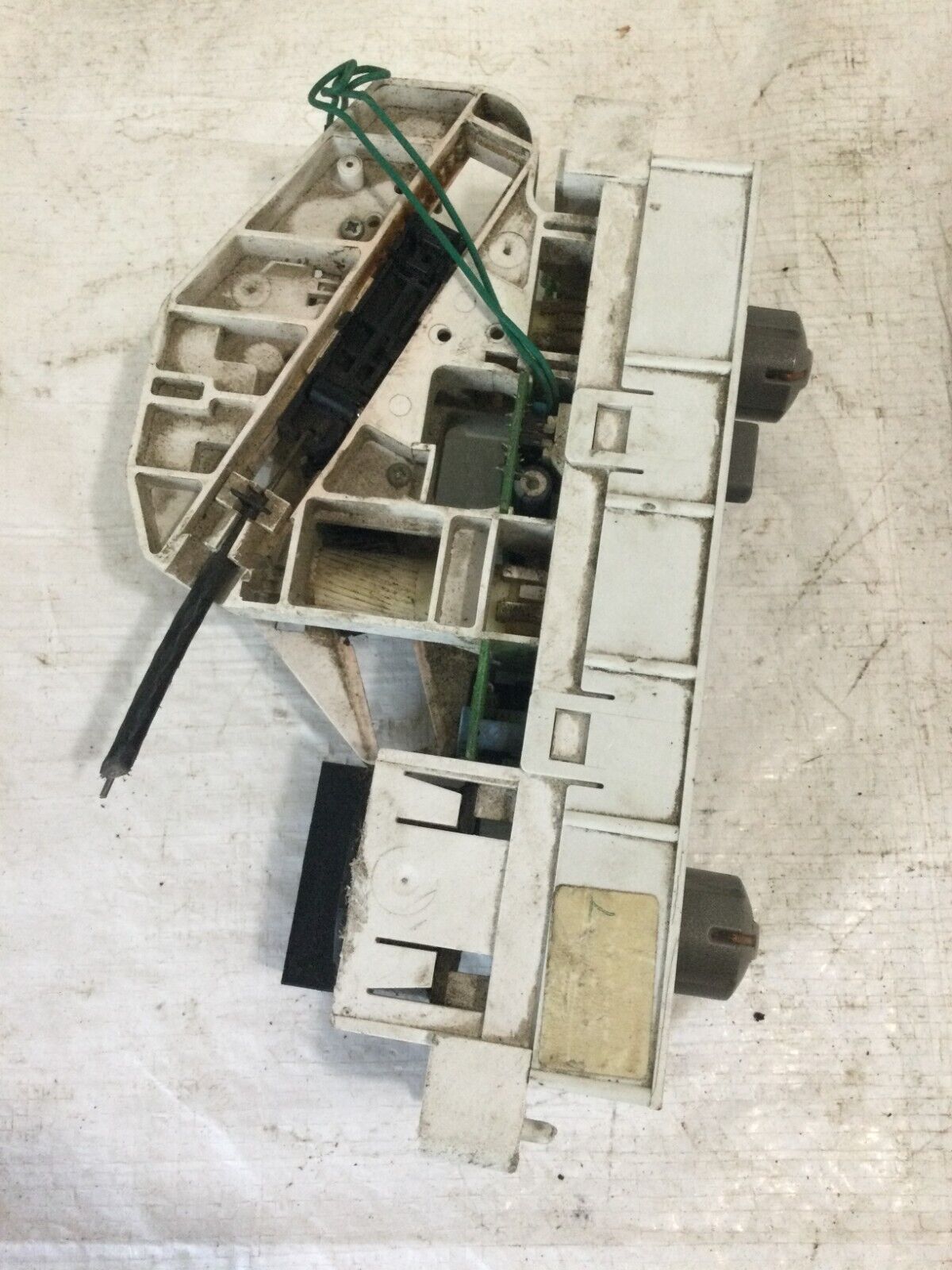 2002 Nissan Frontier A/C Heater Climate Control Unit OEM ( Missing Middle Knob )