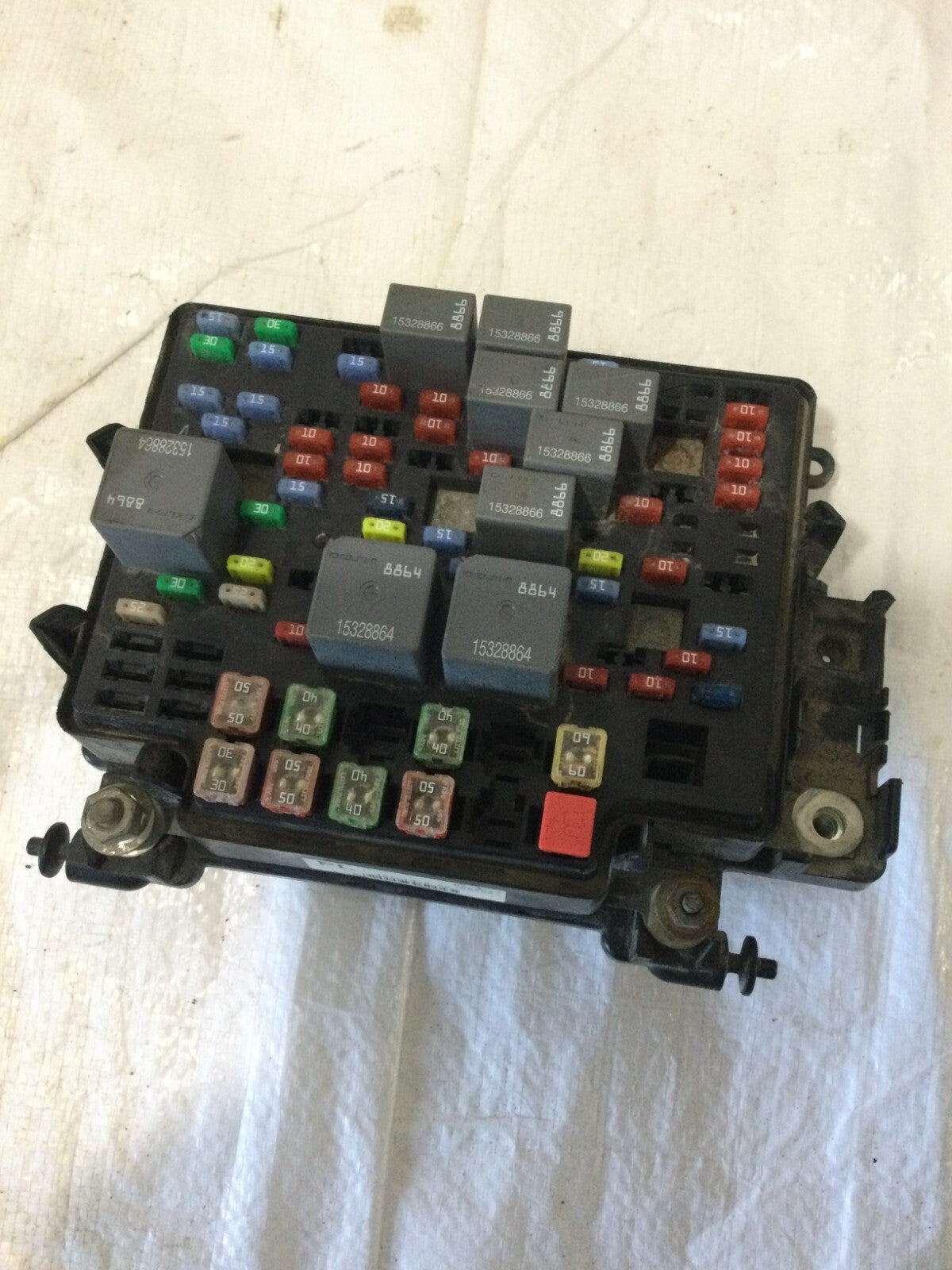 2003-2005 Chevrolet Silverado 1500 Engine Fuse Box 15201928 OEM