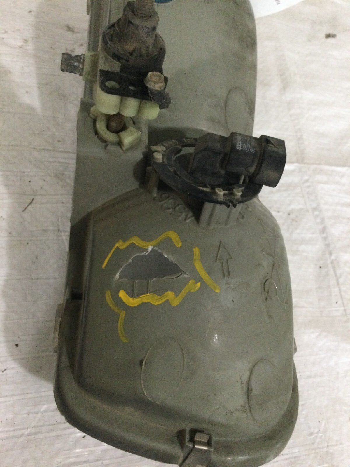 2001 Chevrolet Silverado 2500 Right Passenger Side Headlight Assembly OEM DAMAGE