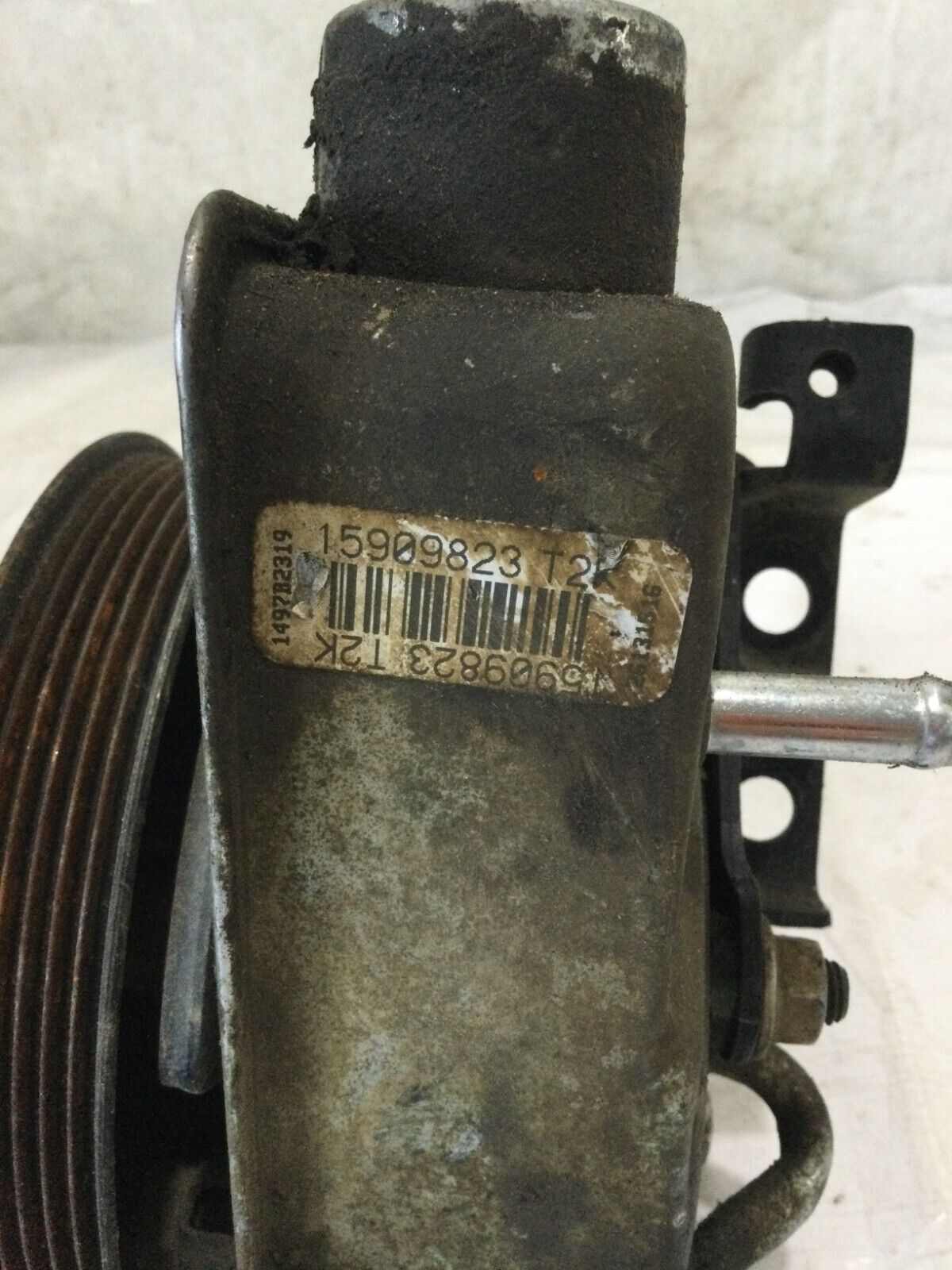 2006-2007 GMC Sierra 2500 HD Power Steering Pump 6.6L Diesel 15909823 OEM