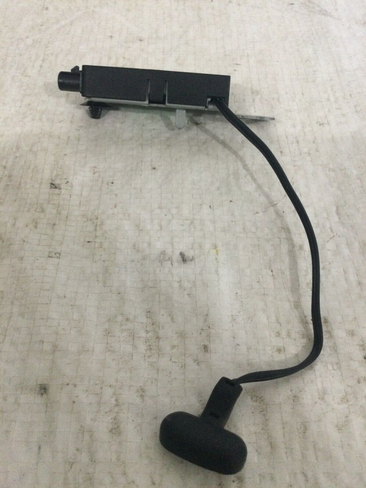 2016-2019 Chevrolet Cruze Radio Antenna Amp Amplifier OEM 39040160
