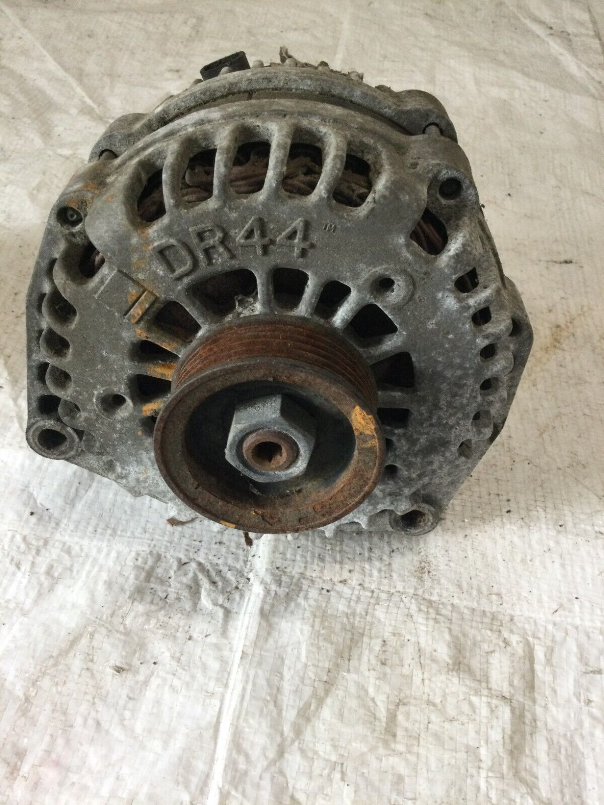 2007 Cadillac Escalade Alternator Motor OEM ( DAMAGED CASE )