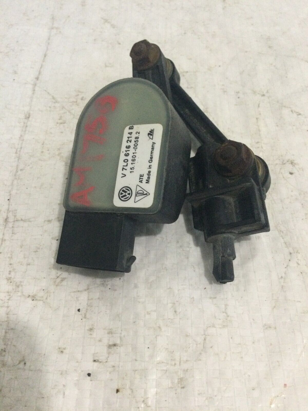 2007 Volkswagen Touareg Front Left Headlight Suspension Leveling Sensor OEM