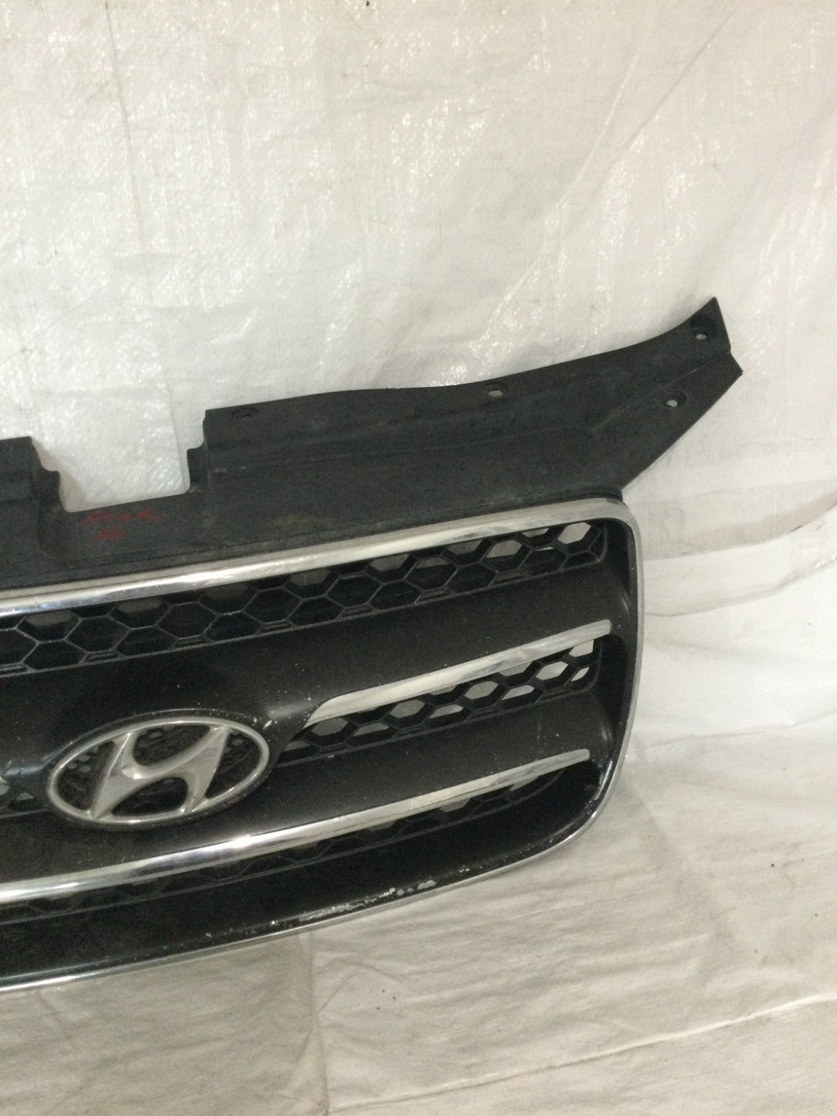 2006 - 2009 Hyundai Santa FE Front Grille OEM MARKED DAMAGE