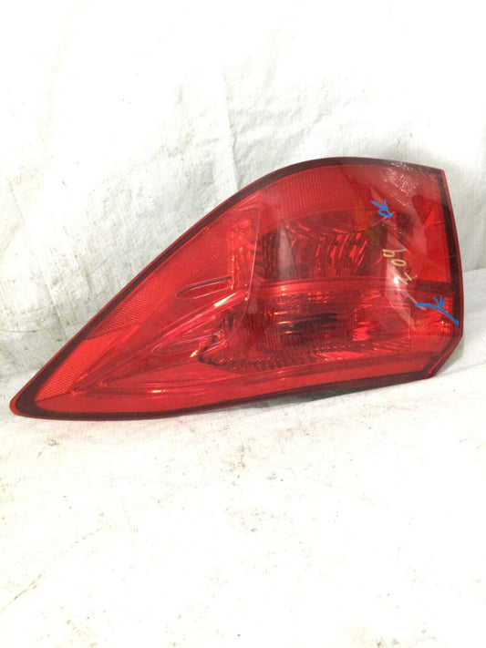 2018 Toyota Corolla Sedan Right Rear Tail Light Assembly OEM ( DAMAGED )