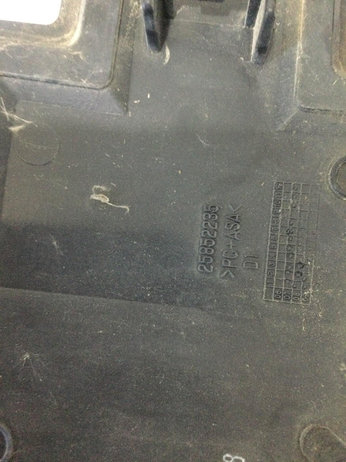 Front Grille Chevrolet Emblem 22829421 OEM 2007-2013 Silverado