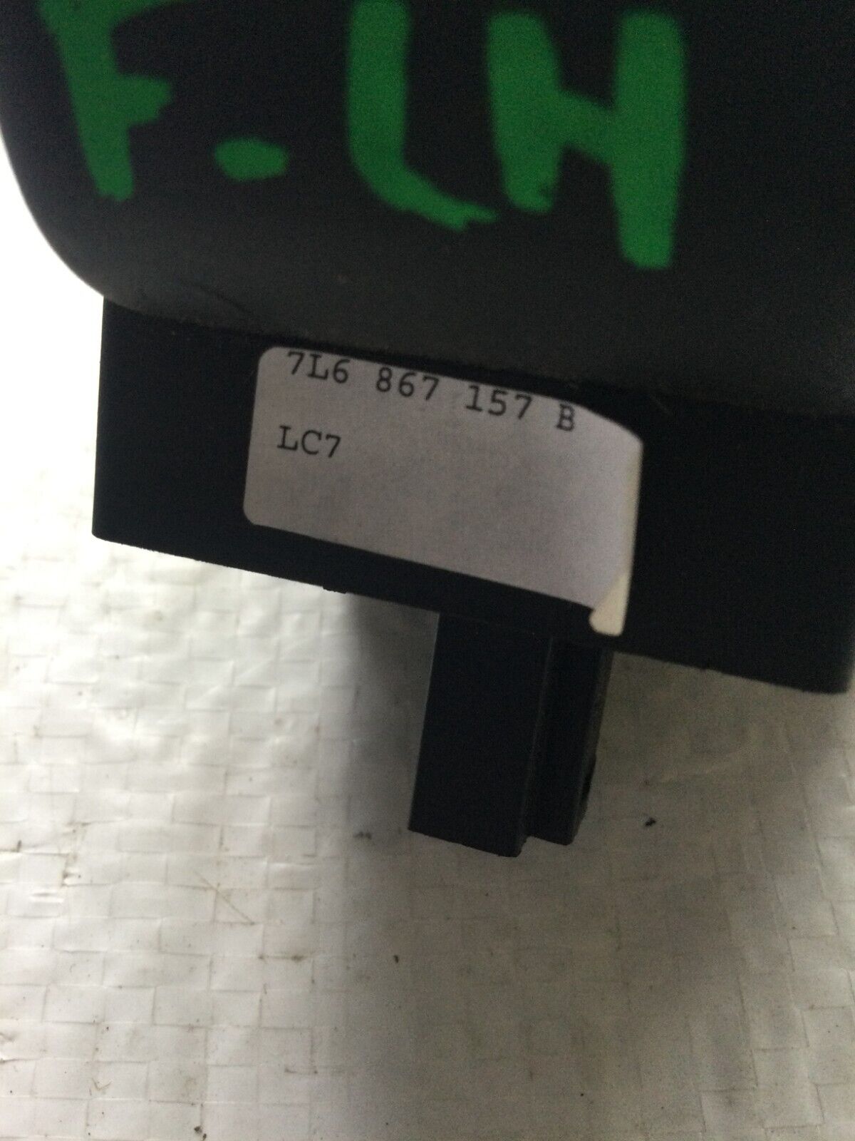 2007 Volkswagen Touareg Trunk And Fuel Door Switch OEM 7L6867157B