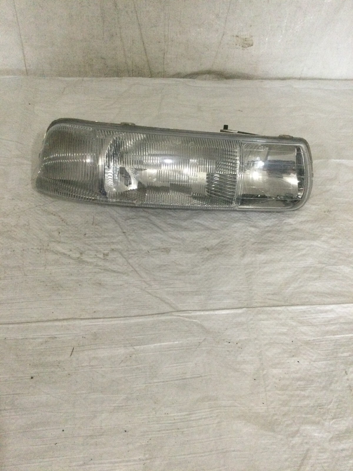 2001 Chevrolet Silverado 2500 Right Passenger Side Headlight Assembly OEM DAMAGE