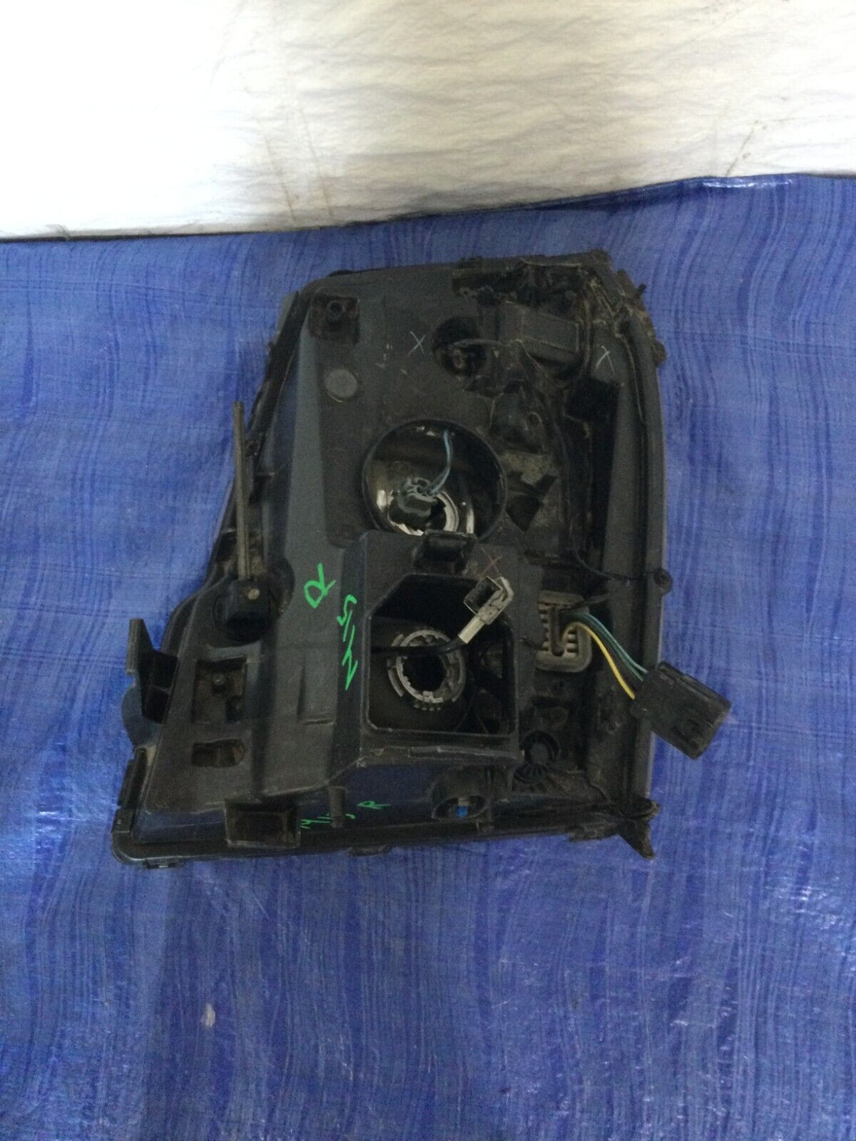 2007 Cadillac Escalade ESV Headlight Right Passenger Side OEM RH