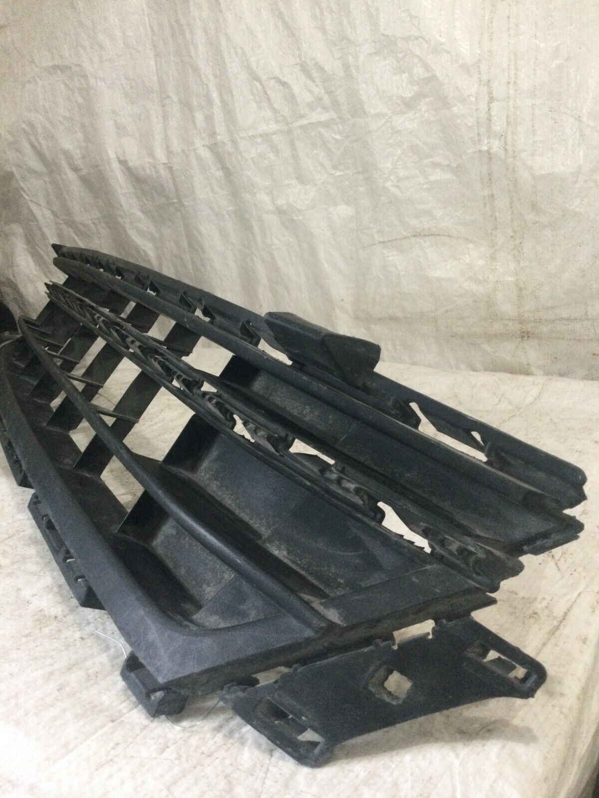 2016 Volkswagen Jetta GLI Grille Grill OEM ( Damage is Marked 2nd Pic )