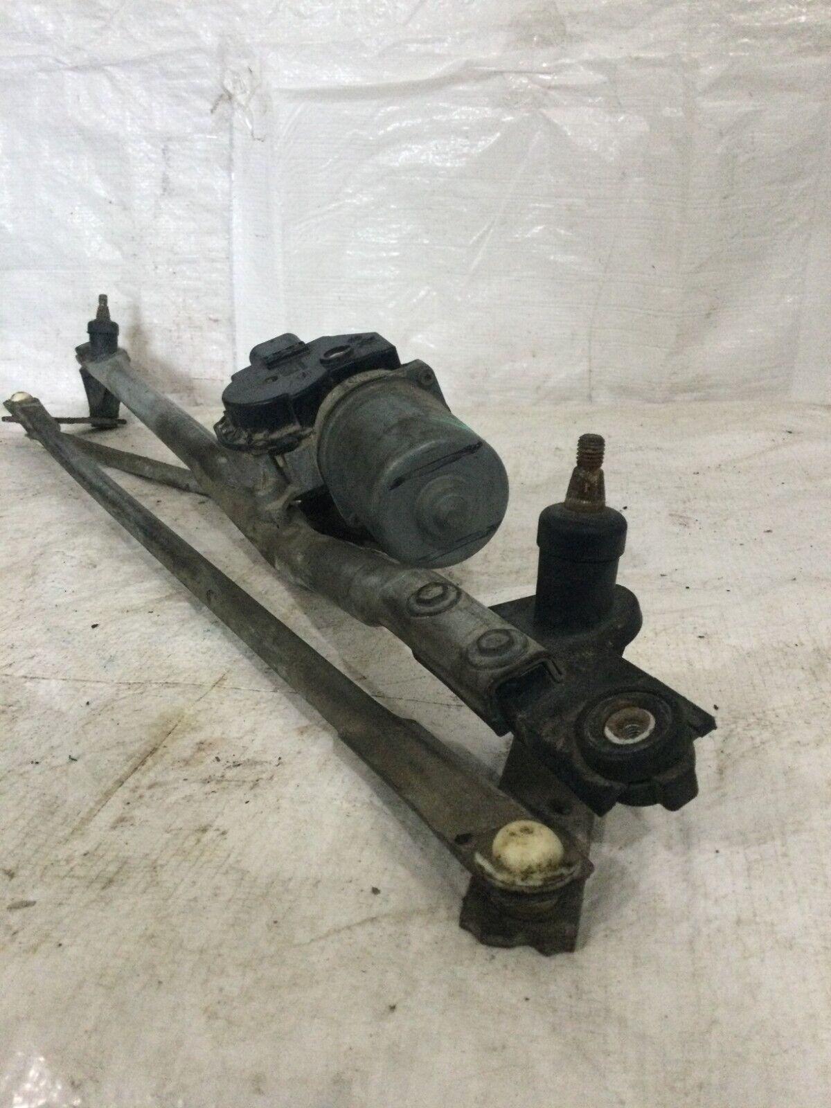 2006 Cadillac Escalade Windshield Wiper Motor W/ Linkage OEM 15287854