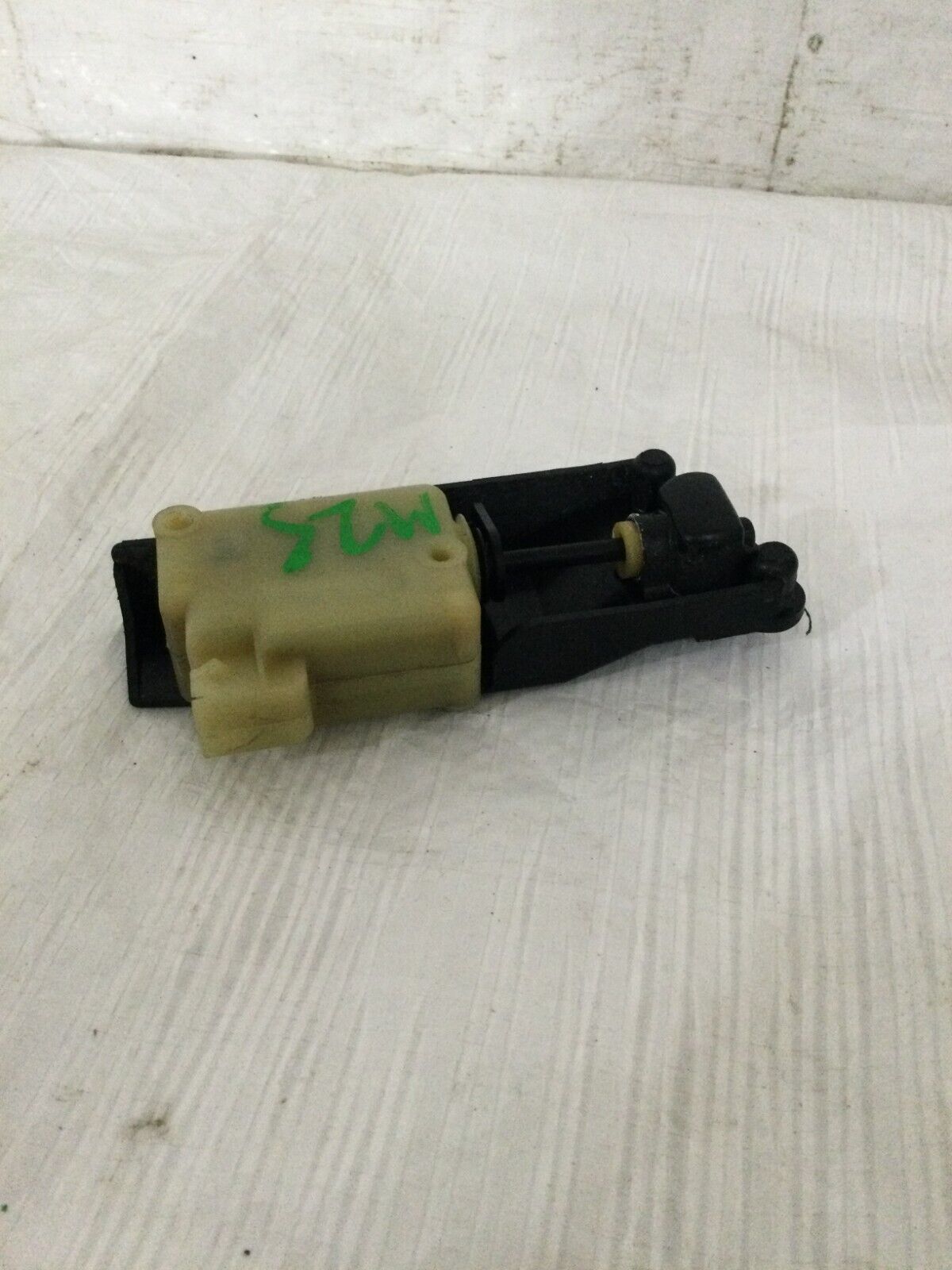 2004 Volvo S60 Fuel Filler Flap Solenoid Motor OEM 9483311