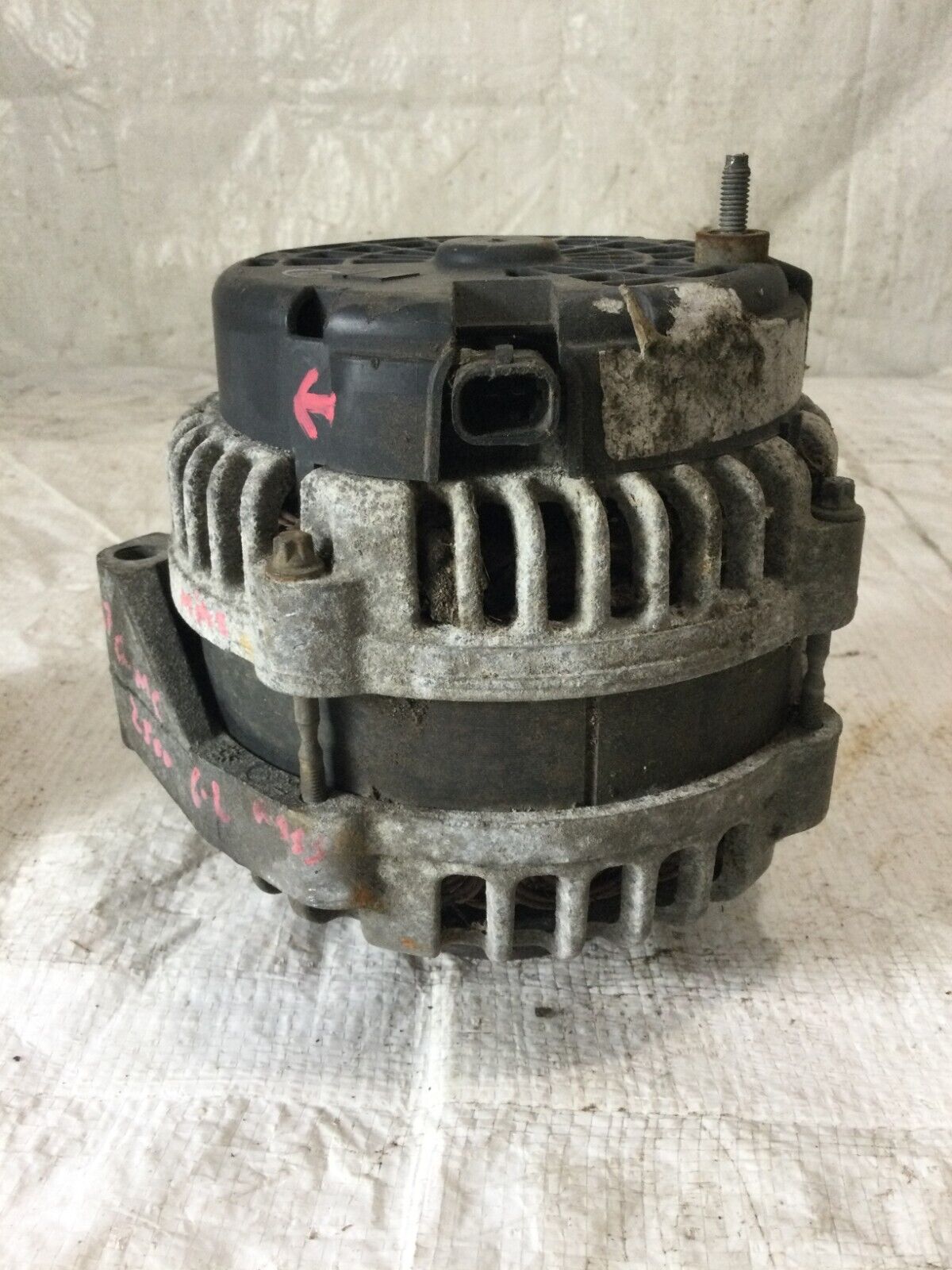 2007 Cadillac Escalade Alternator Motor OEM ( DAMAGED CASE )