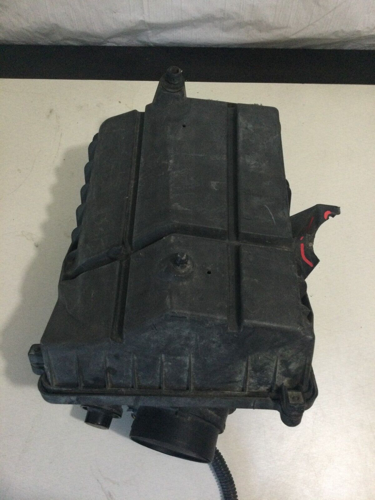 2005 Chevrolet Silverado 1500 Air Filter Box OEM ( DAMAGE MARKED )