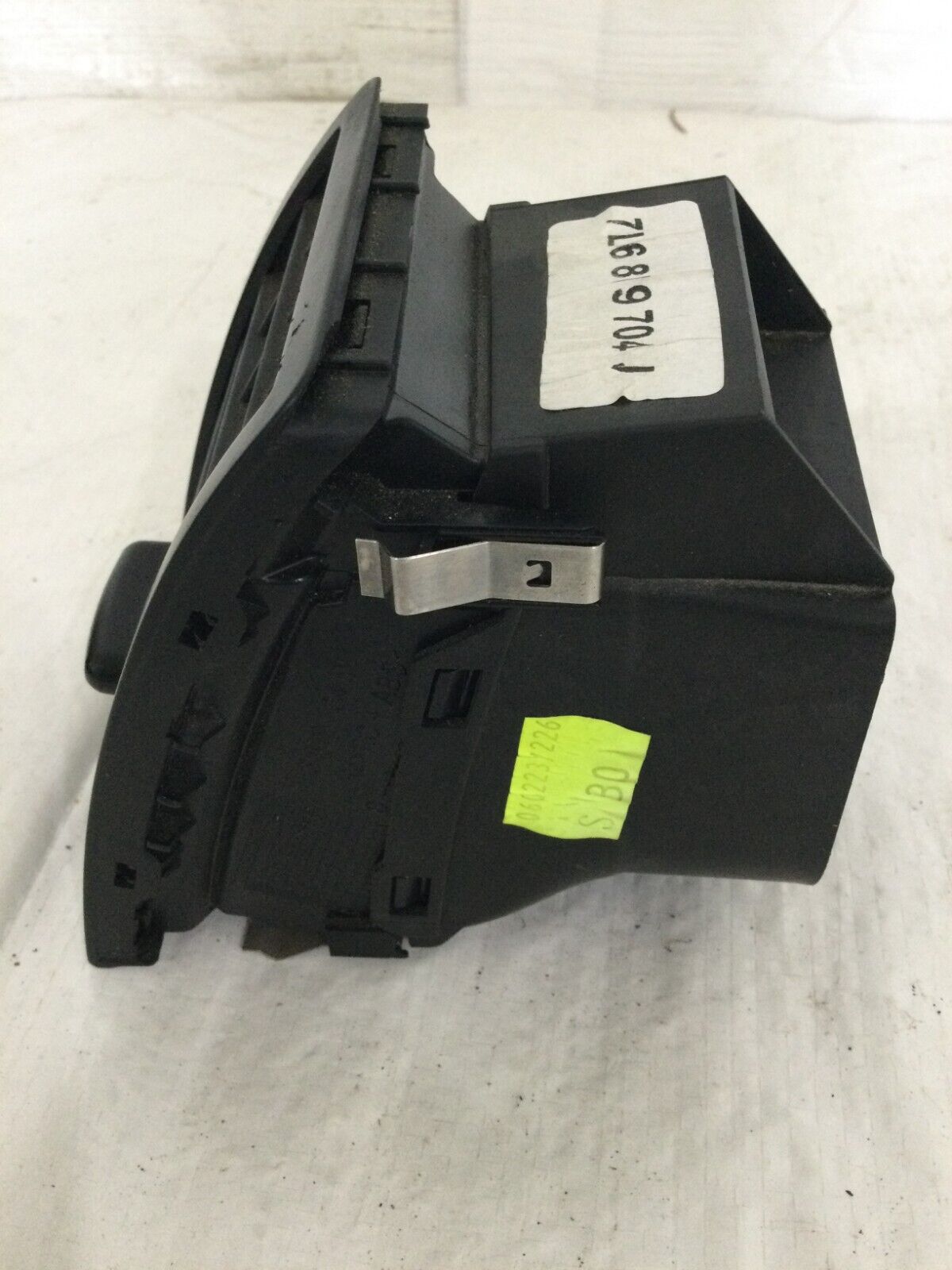 2004-2010 Volkswagen Touareg Front Right Dash Air Vent  7L6819704J OEM