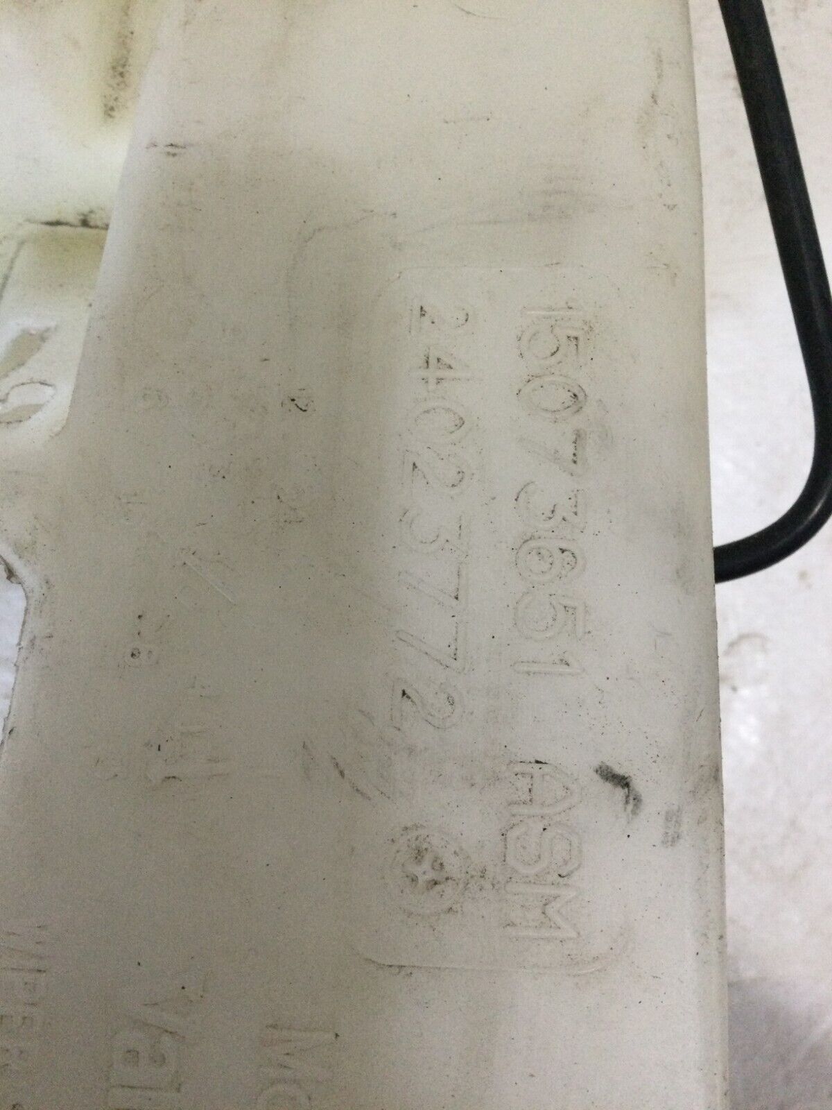 2004 Chevrolet Silverado 1500  Windshield Washer  Bottle  15073651 OEM