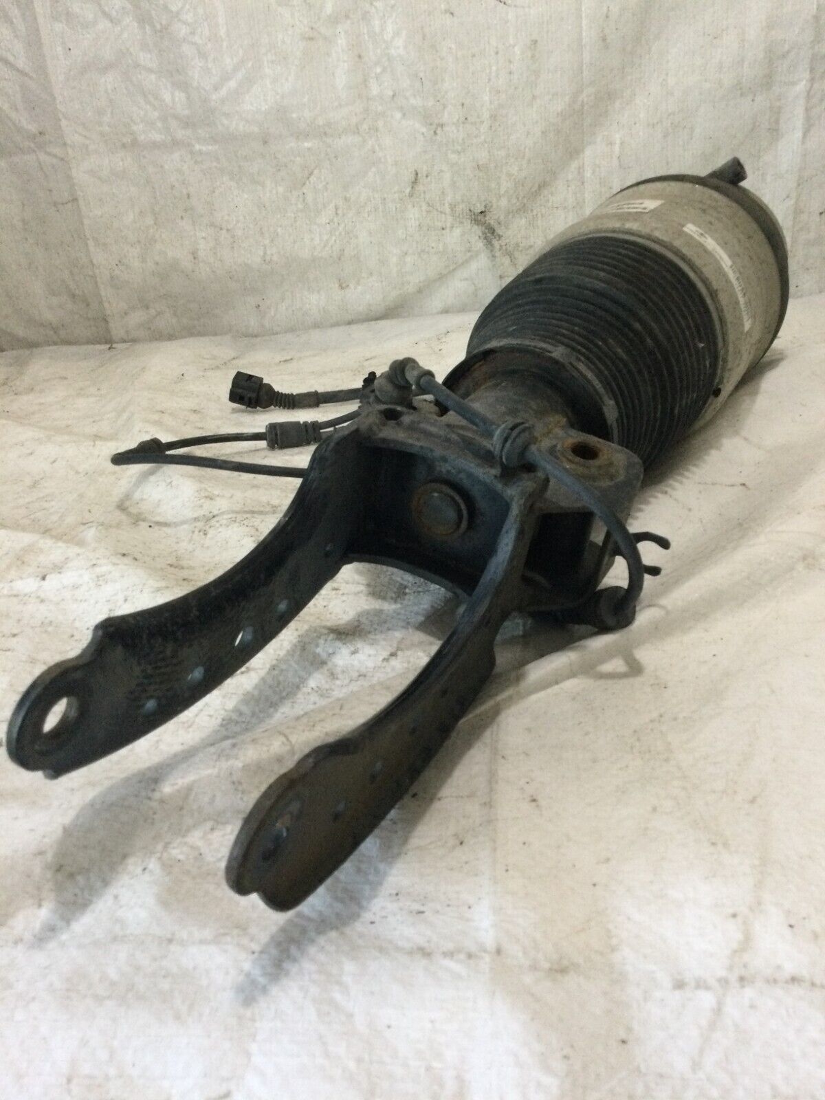 2007 Volkswagen Touareg Front Right Air Shock Strut Absorber 7L6412022AG OEM