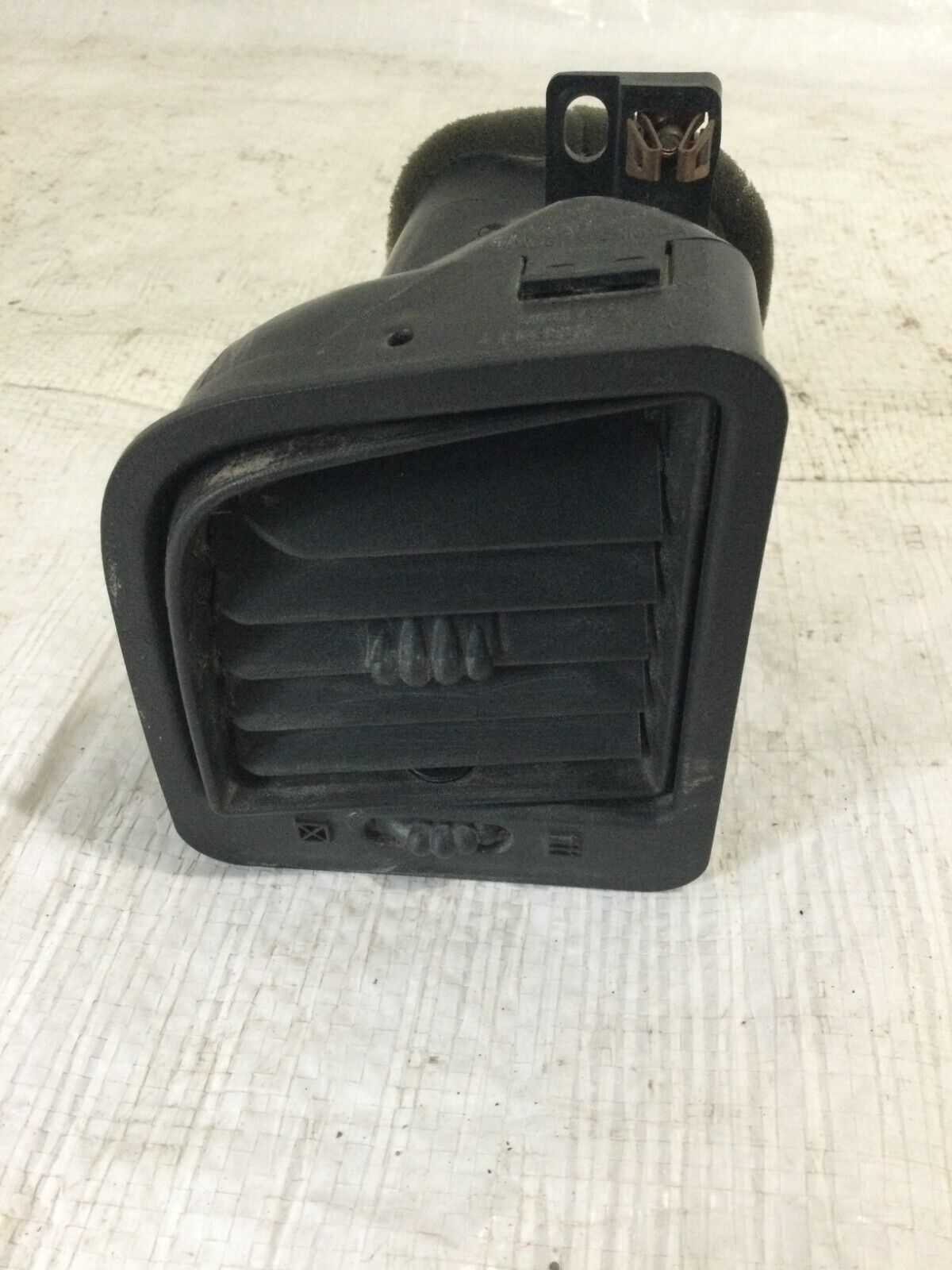 2006 GMC Sierra 2500HD Left Front Dash Air Vent OEM  15771300