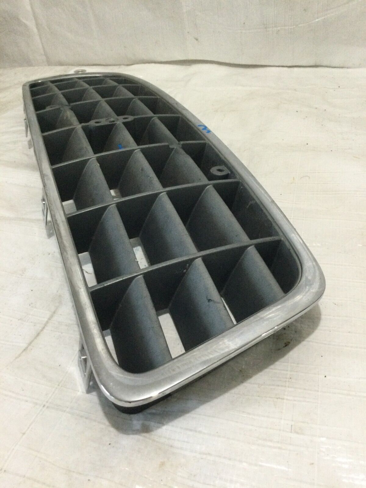 2001-2007 Volvo SW XC70 Front Bumper Upper Center Grille 9190986 9190985 OEM